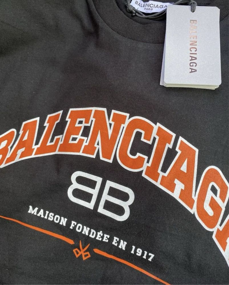 Жіноча брендова футболка Balenciaga Баленсиага