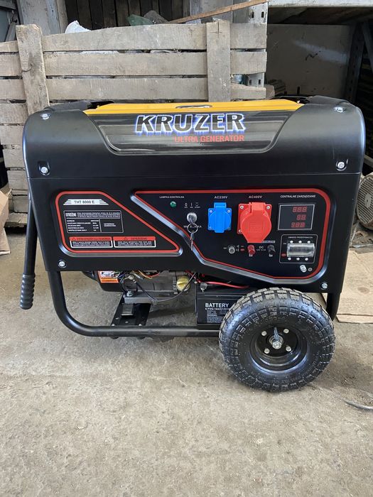 Генератор трьохфазний. Номінальна 6,0. Максимальна 6,5. Бензин.