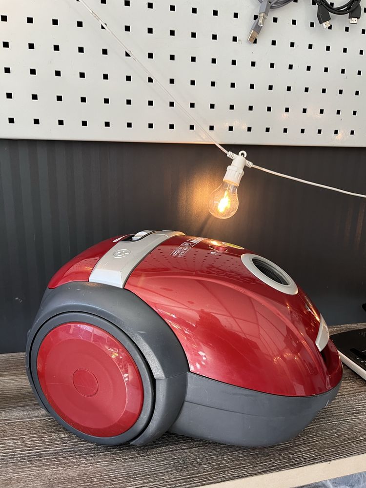 Пилосос LG 1800 W