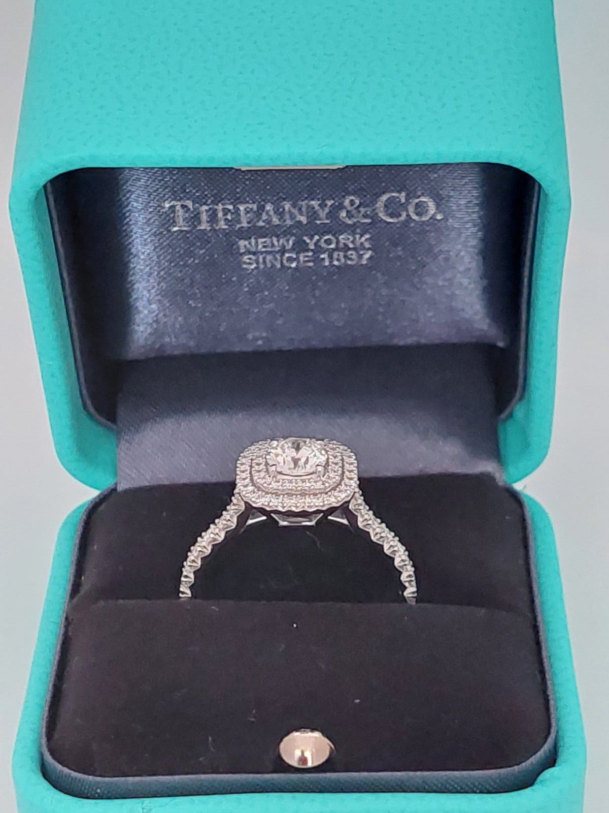 Золотое кольцо с бриллиантами в стиле Tiffany