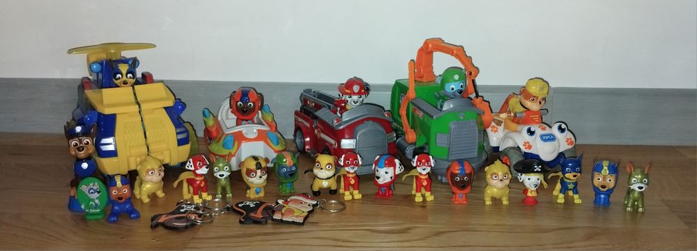 Psi patrol,pojazdy,figurki (1) cena za całość