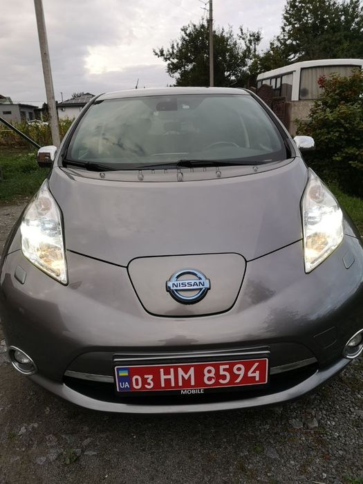 Nissan Leaf 2013 в максимальній комплектації Tekna.