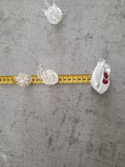 Estatuas de Gansos feitos em vidro e uma maçã