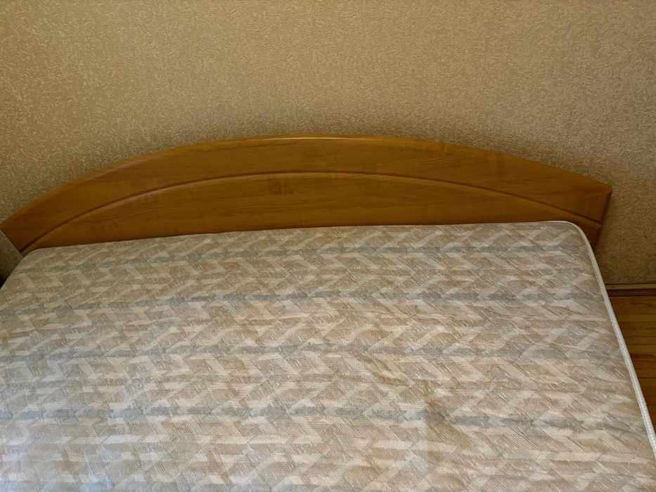 Двоспальне ліжко з матрацом