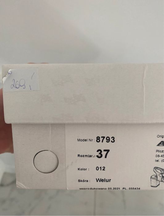 Zamszowe sandałki na obcasie