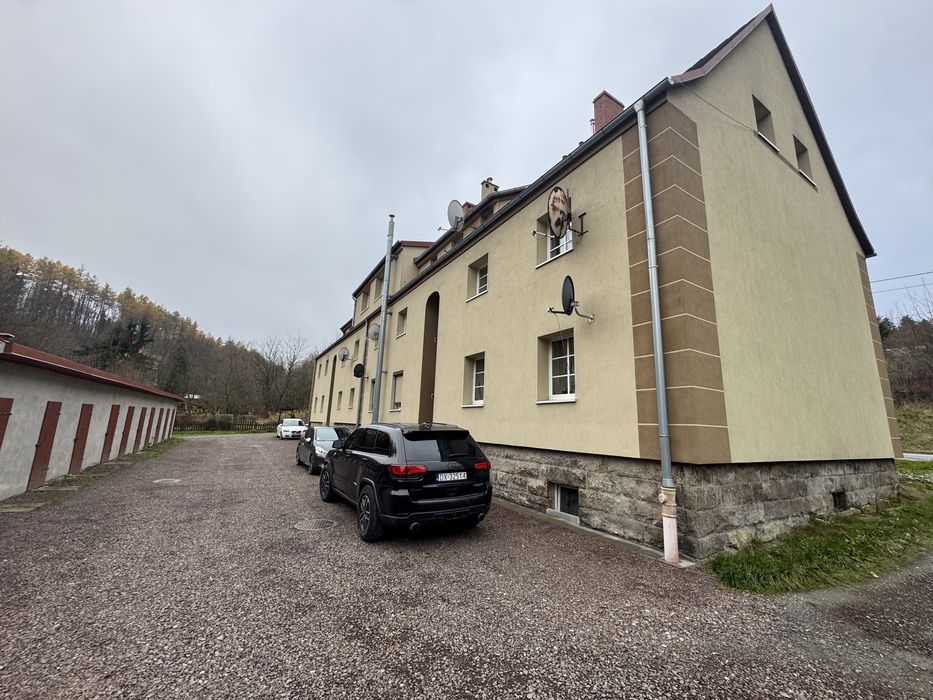 Mieszkanie 3 pokojowe na parterze z garażem oraz piwnicą.