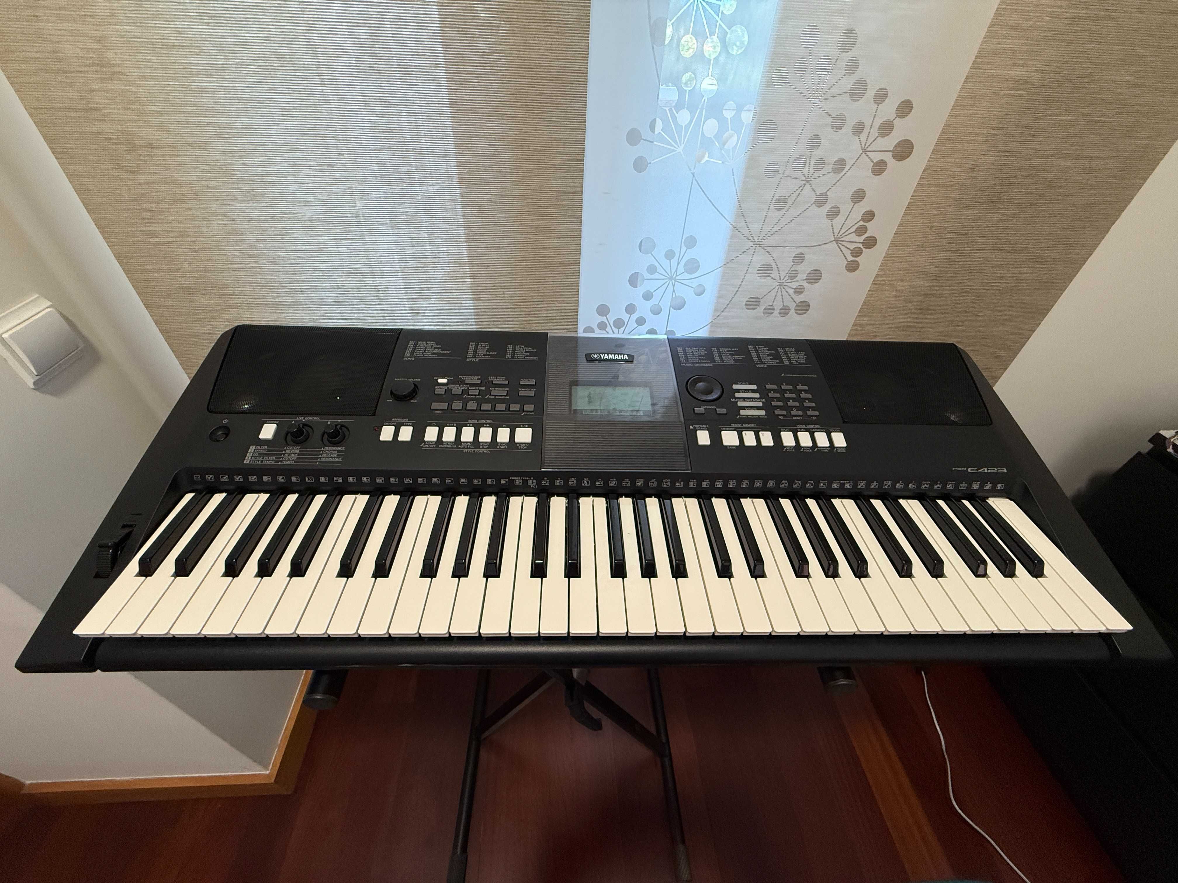 Teclado Piano Digital YAMAHA PSR-E423