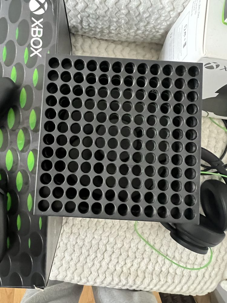 Xbox Series X 1TB + dois comandos + Headset oficial