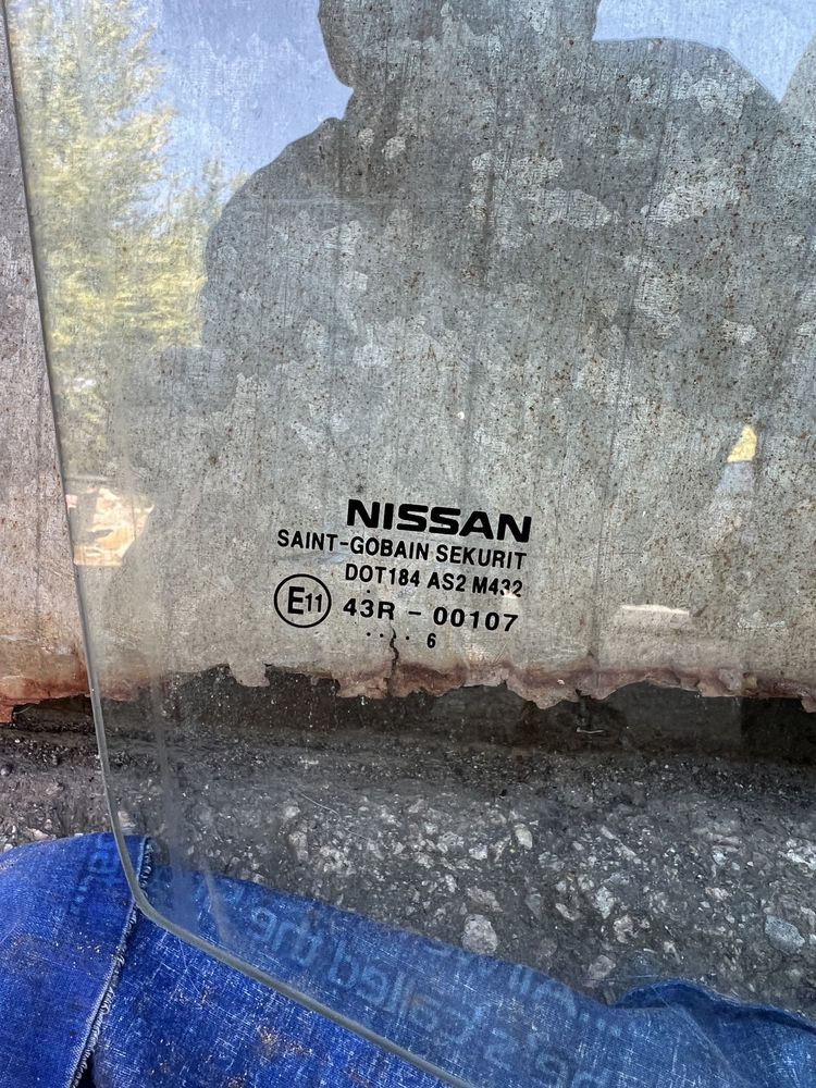 Боковое стекло на Nissan rogue