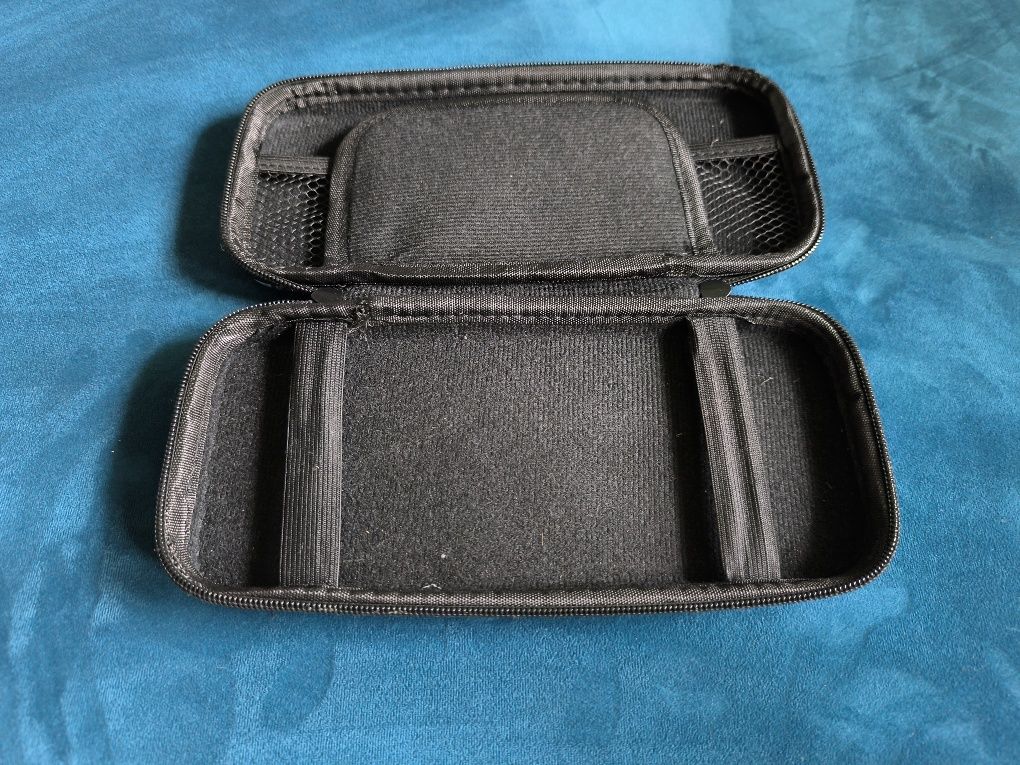 Nintendo Switch + 2 gry + etui + komplet akcesoriów – stan bdb