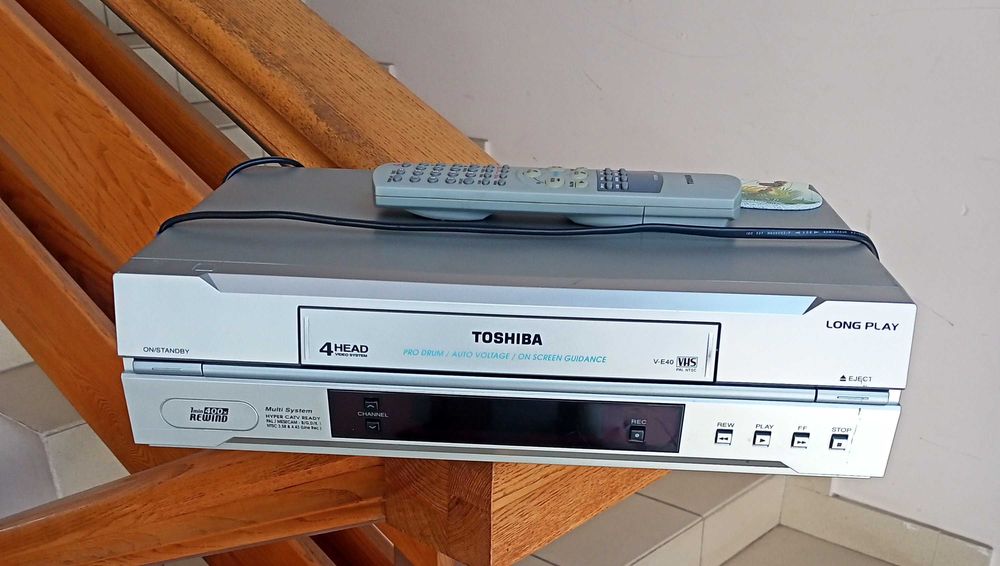 Видеомагнитофон Toshiba V-E40.