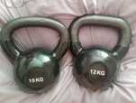 Гири 10 кг и 12 кг, GymBeam, виниловые, как новые, удобные, металл