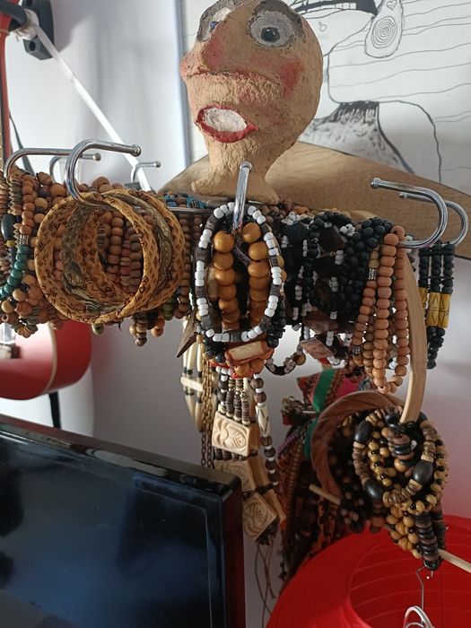 Pulseiras variadas para revenda madeira e tecido