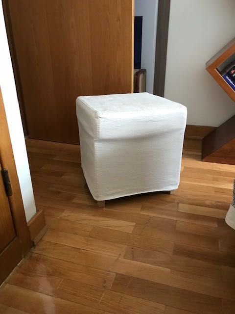 Banco cúbico branco