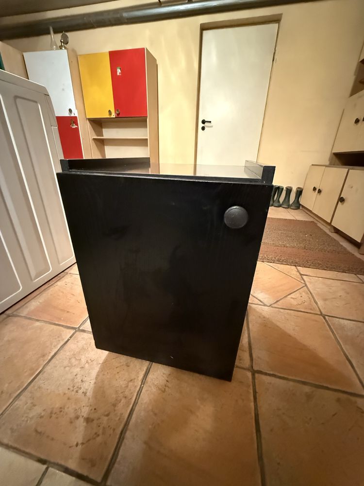 Czarna szafka na kolkach