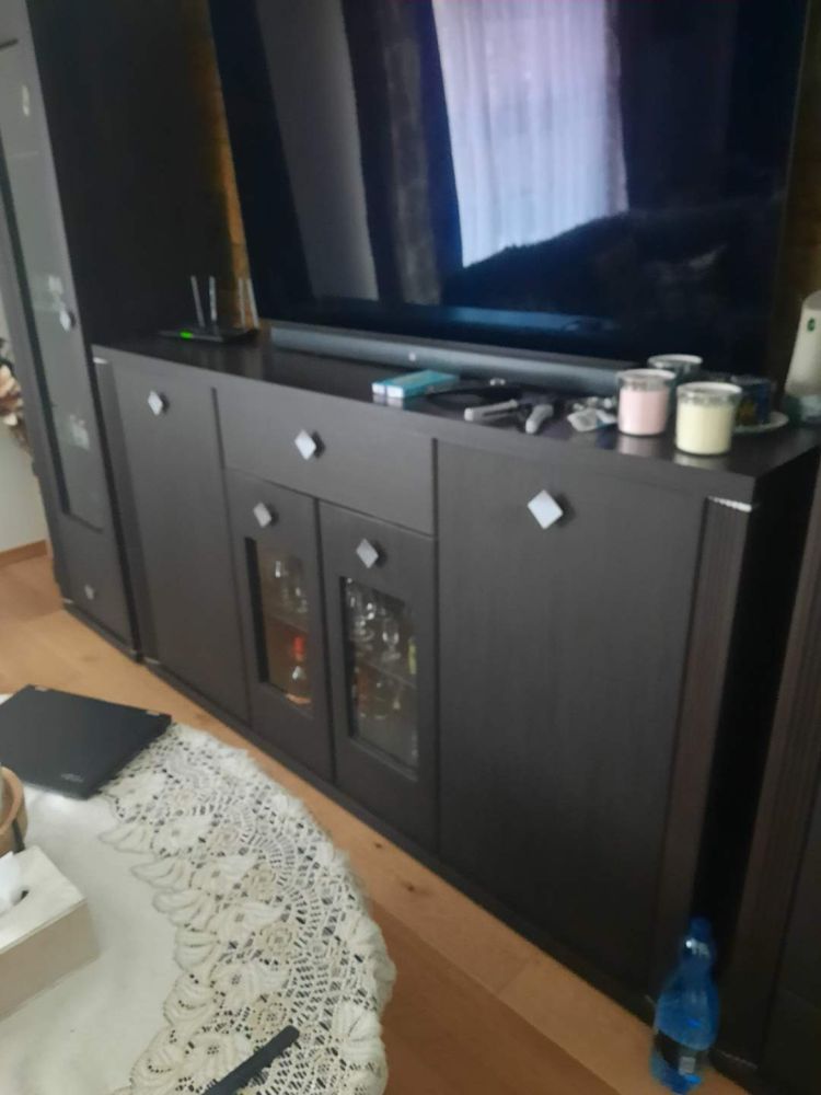 Meble do salonu koloru ciemnego