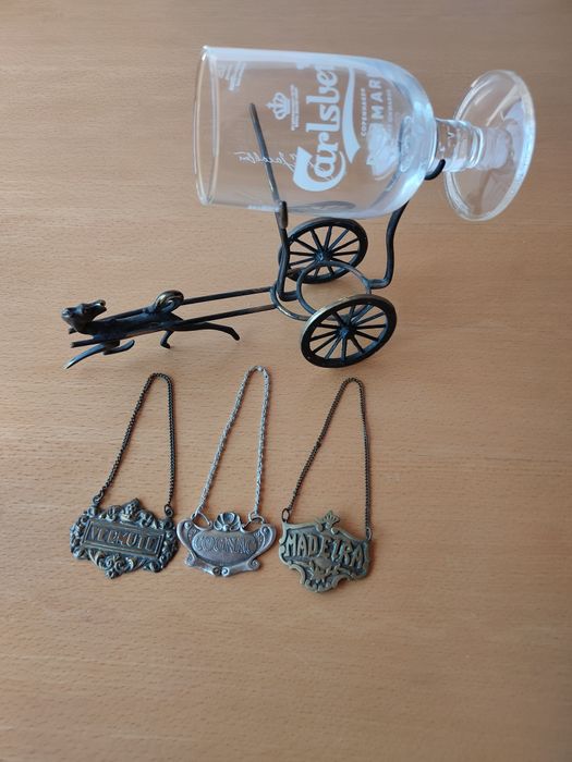 Porta copo e rótulos em metal.