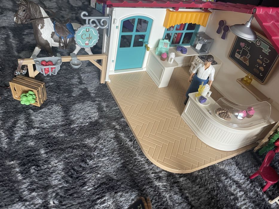 Kawiarnia + gratisy marki Schleich 42519 + 2x gratis kucyki
