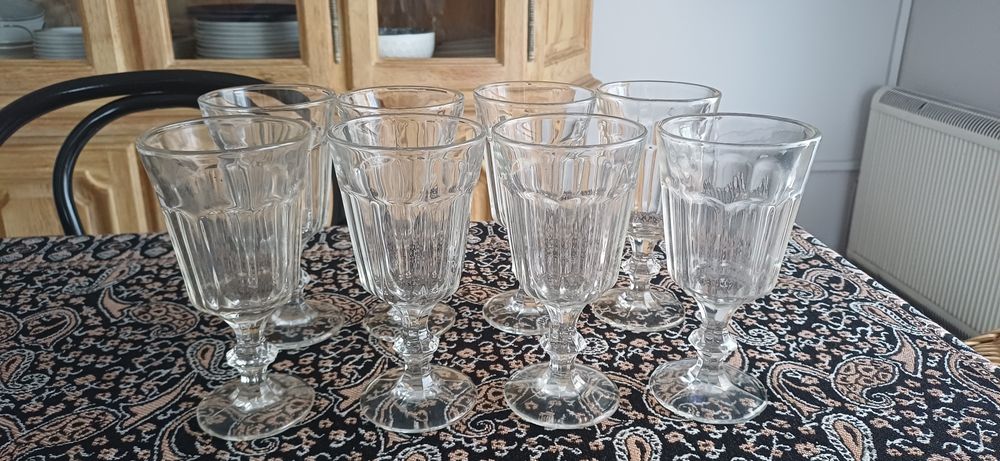 8 kieliszków do wina