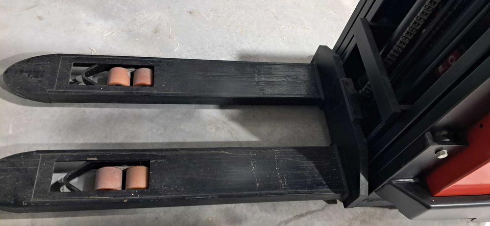 Stacker Empilhador Toyota com Plataforma