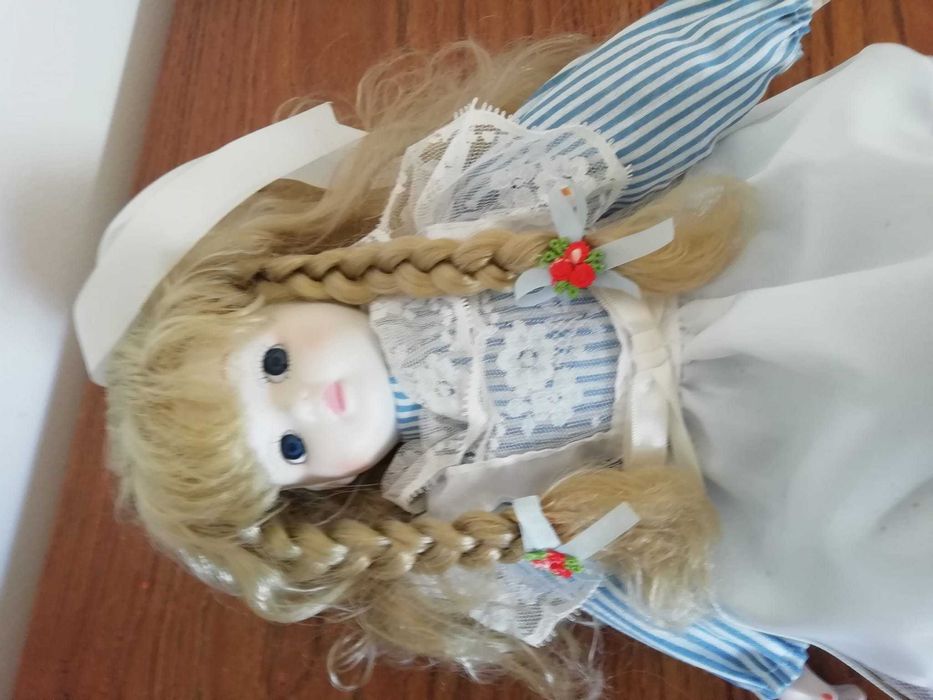 Boneca antiga com cara, pernas e mãos de porcelana