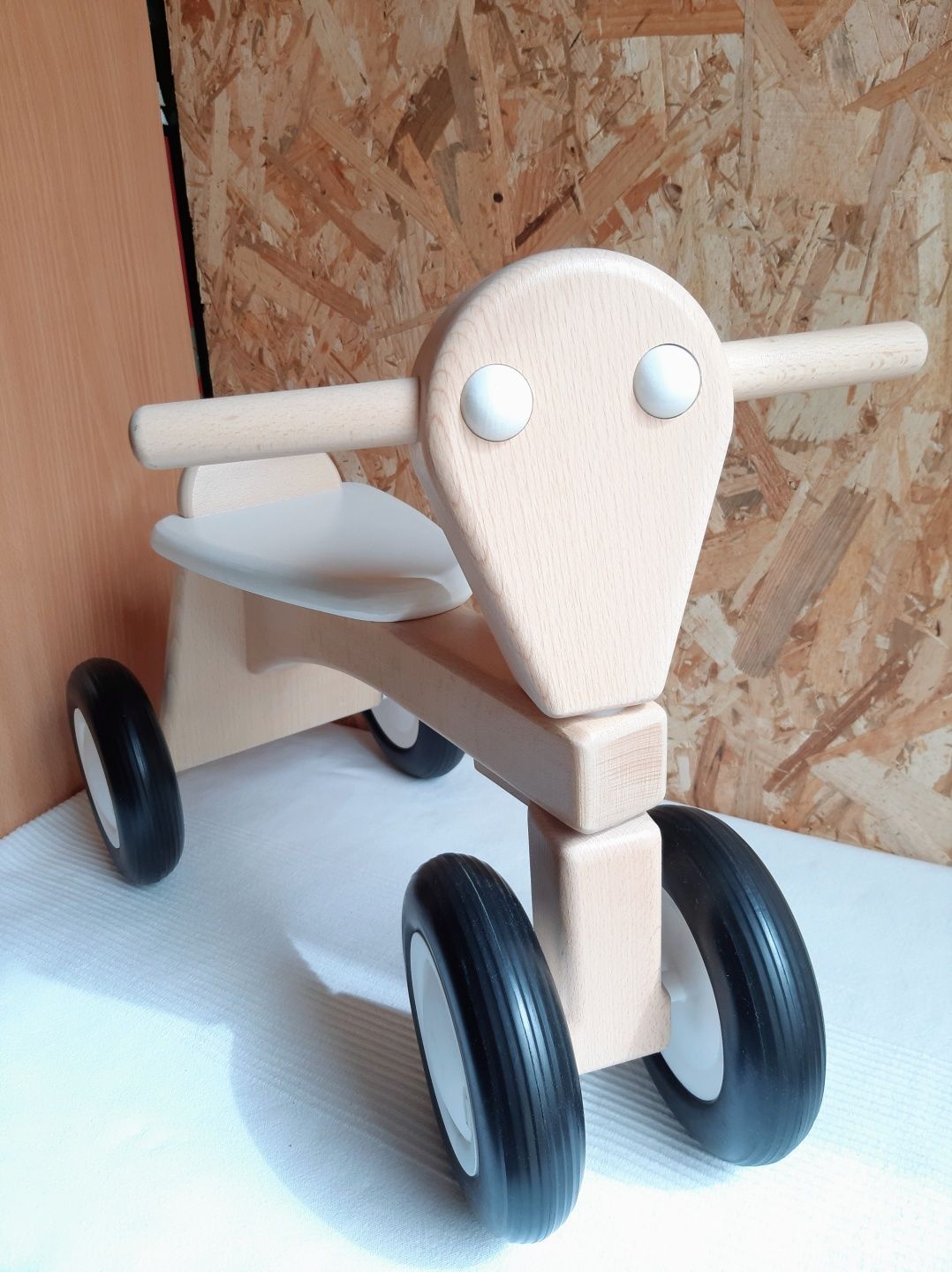 Triciclo de madeira para criança