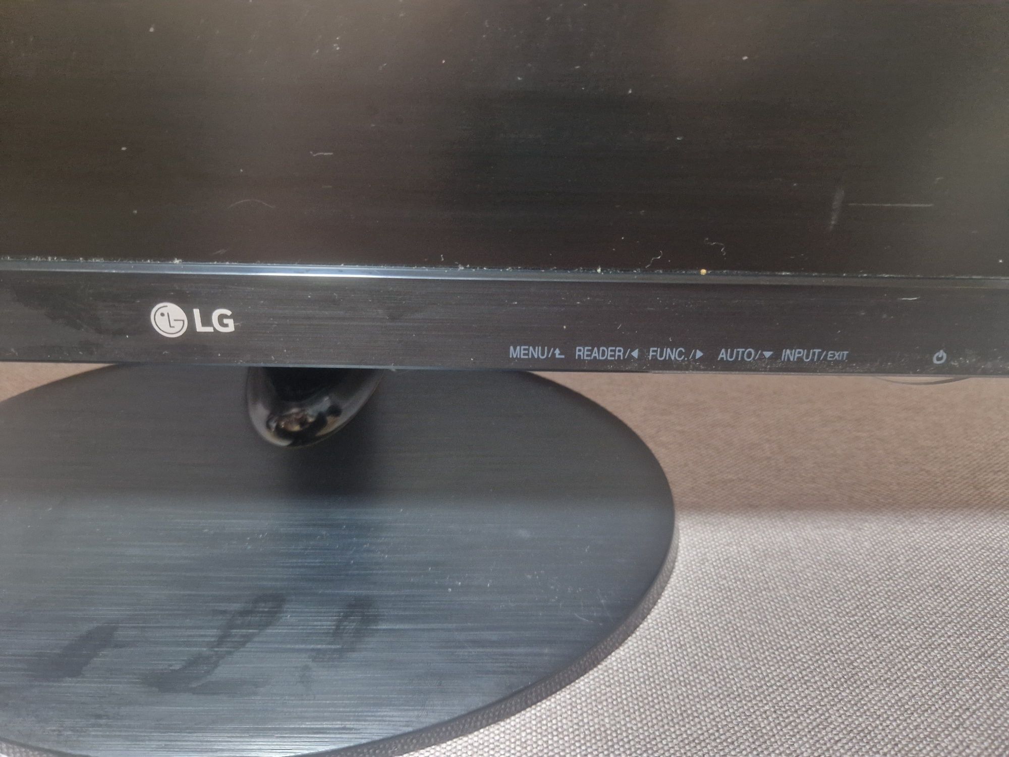 Монитор LG 22M38D-B, диагональ 22, бу в хорошем состоянии. Без шнуров