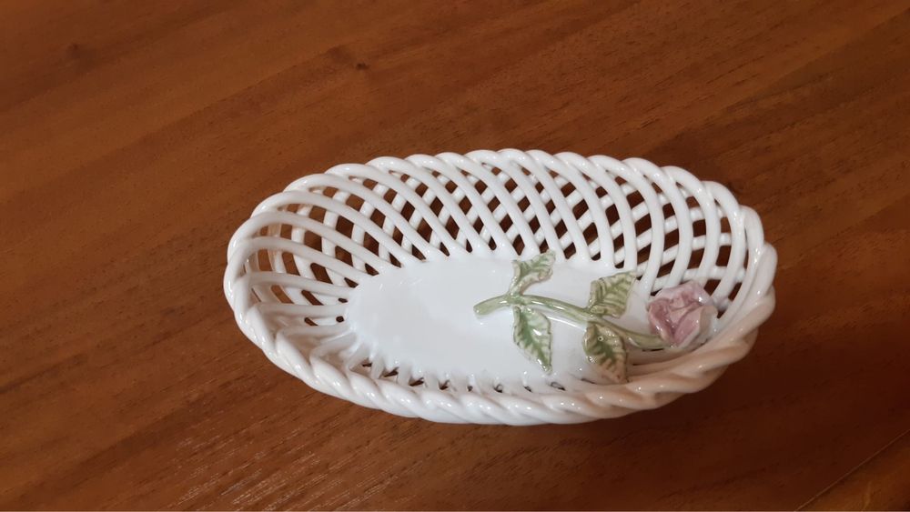 Koszyczek z różą porcelanowy
