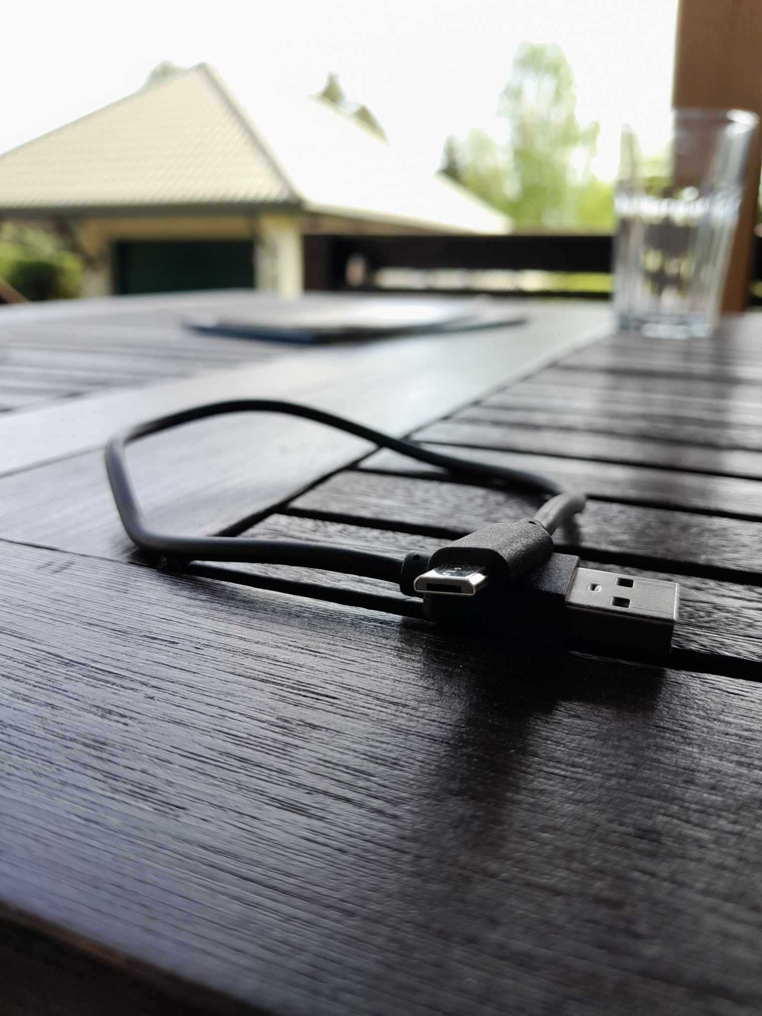 dwa kable micro usb ładujące do telefonu