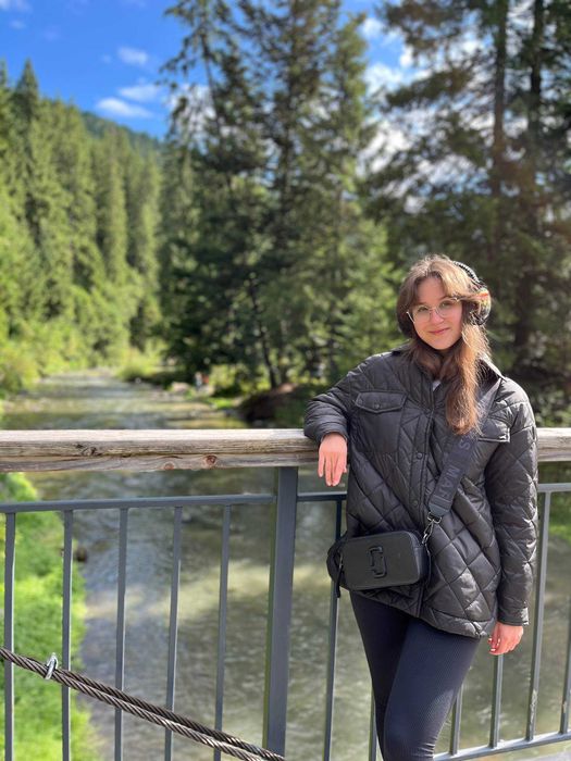 Демісезонна жіноча стьобана чорна куртка