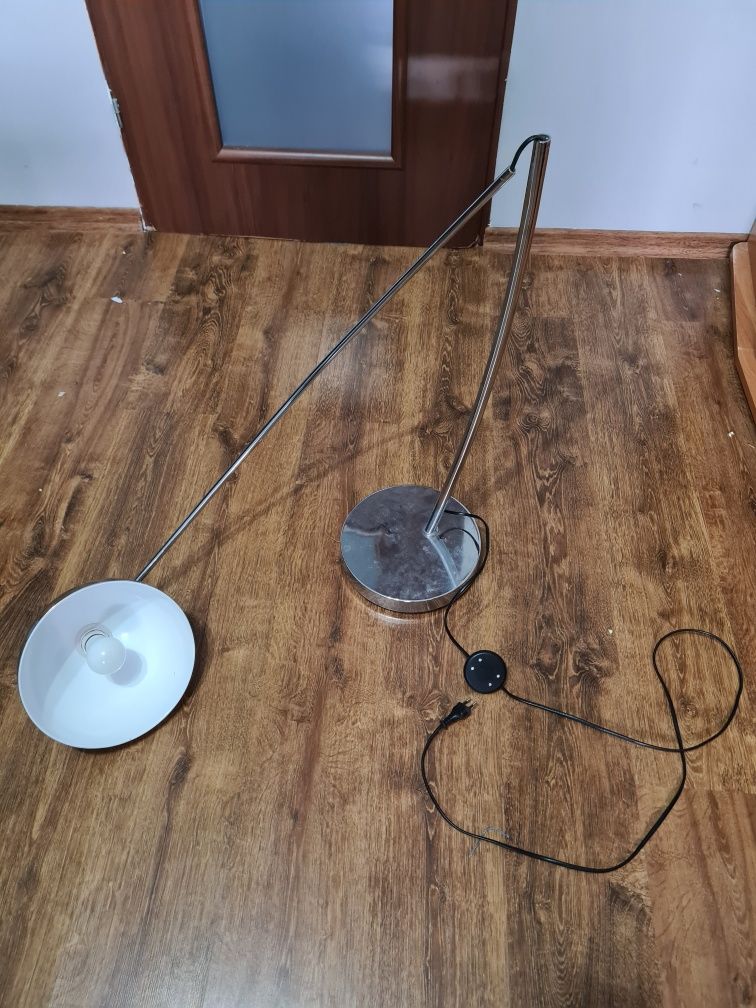 Lampa podłogowa w kolorze srebrnym