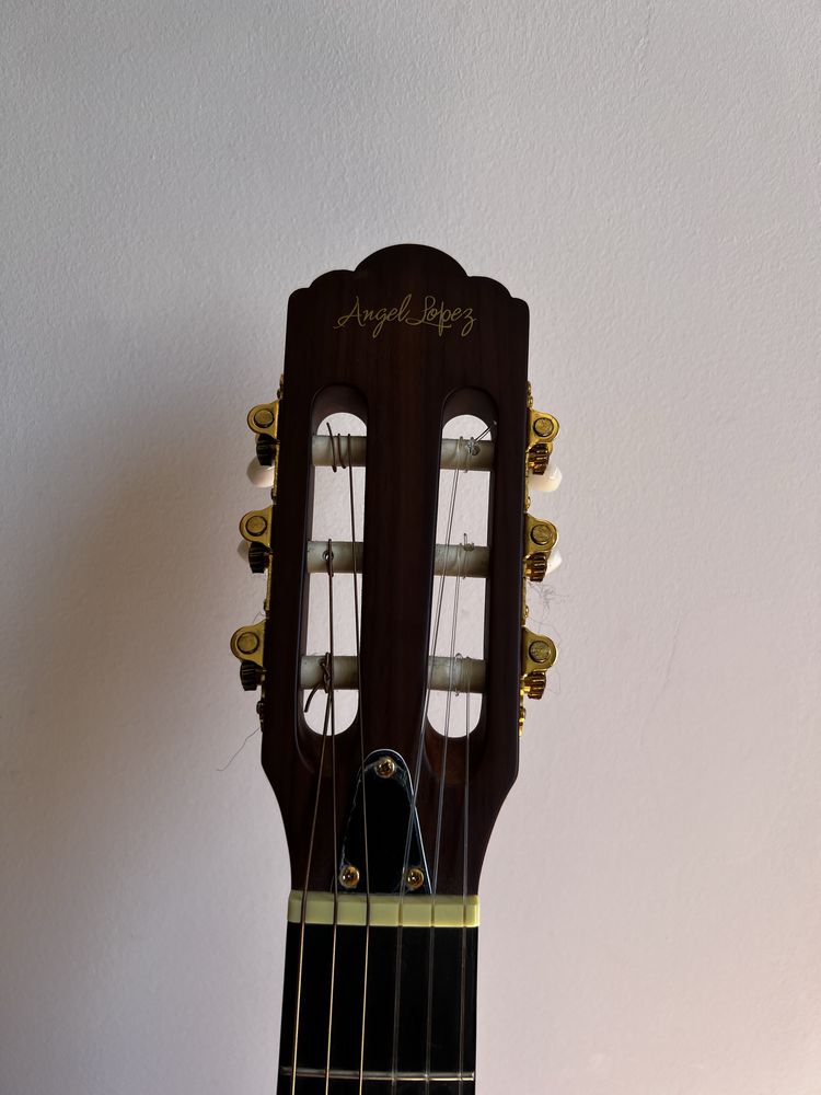Guitarra nova com pouco uso, captador melhor do que o original