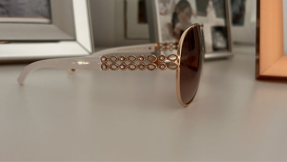 Óculos de Sol Femininos c Detalhes Dourados e pedrinha brilha – NOVO