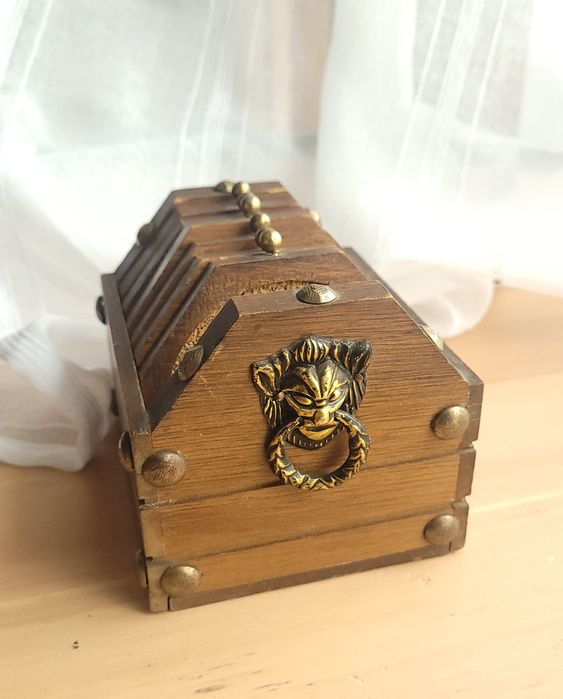 Zabytkowe podkładki pod szklanki drewniane z korka w skrzyneczce