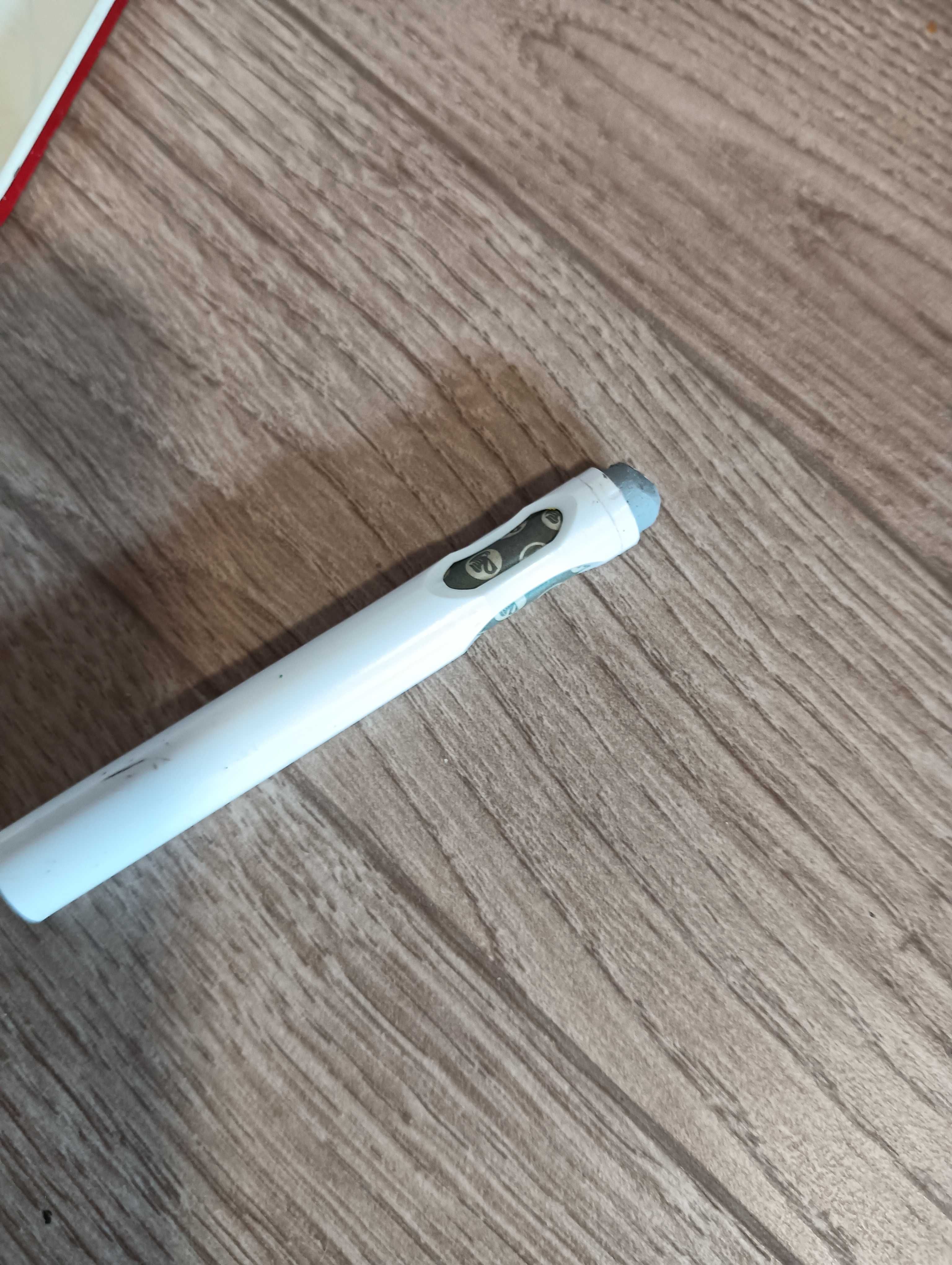 Pudełko metalowe Pelikan z kredkami woskowymi
