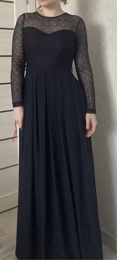 Вечірня сукня в розмірі М (темно синього кольору)