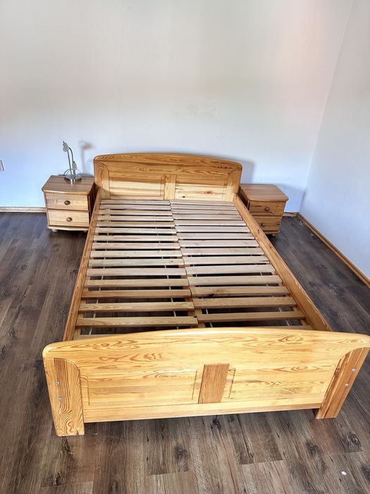 Lozko drewniane  szafka nocna  materac