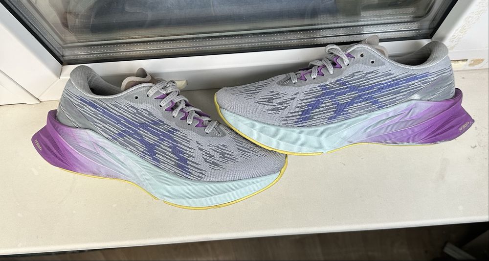 Оригінальні кросівки Asics Novablast 3 асікс 40,5 розмір 26см дитячі