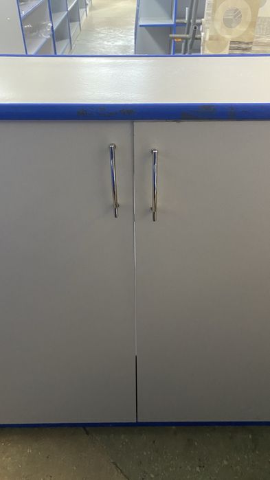 Торгова вітрина зі склом