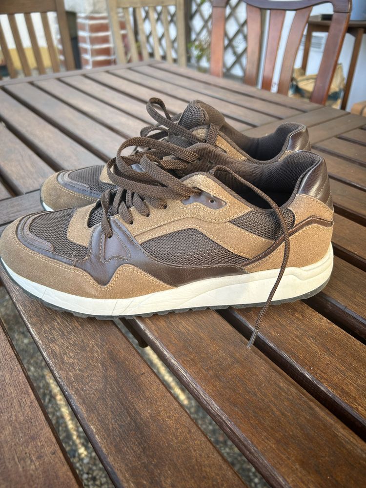 Tenis castanhos da Mango