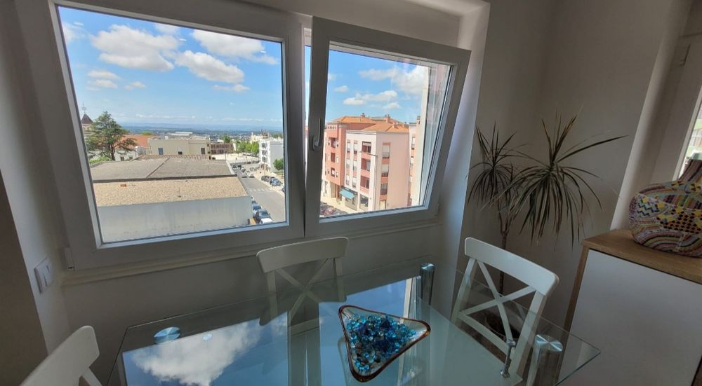 Sofá e mesa de jantar