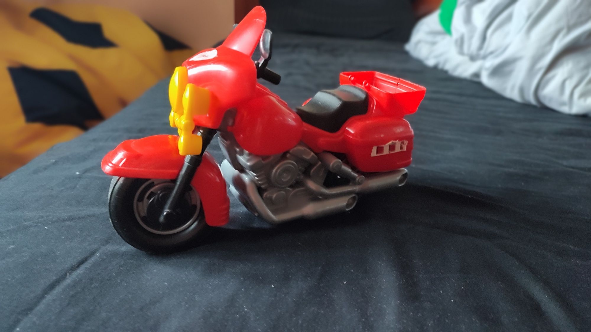 Мотоцикл іграшковий і робот