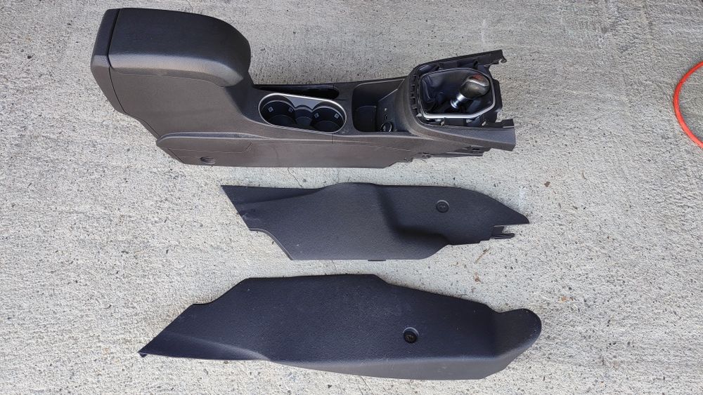 Ford Fiesta MK7 podlokietnik