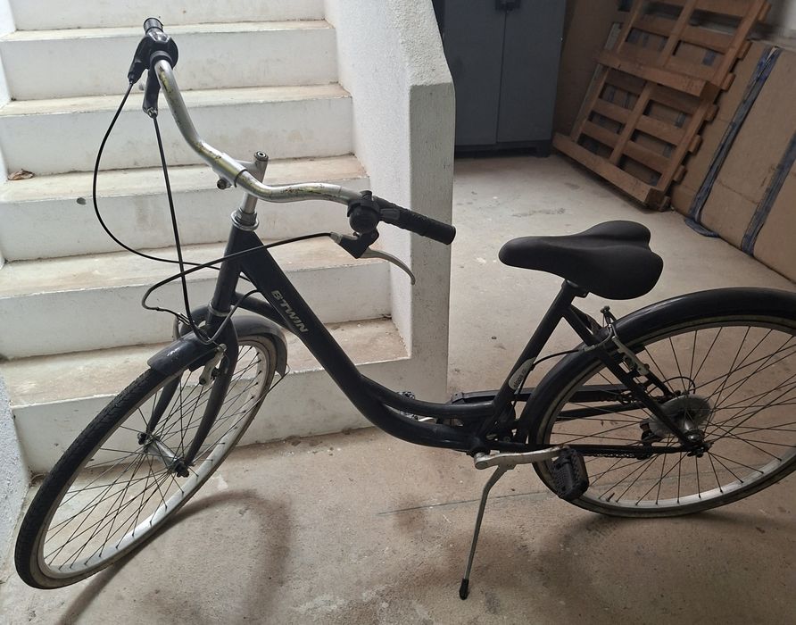 Bicicleta de senhora e bomba