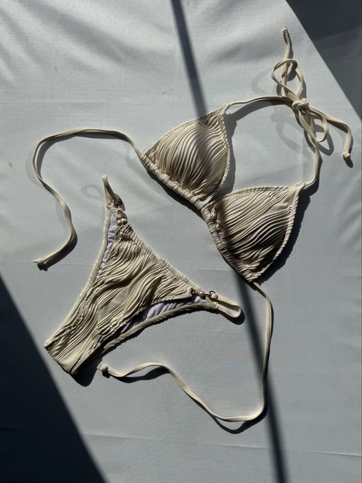 Ніжний молочний купальник