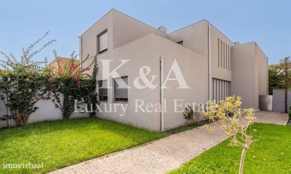 Moradia T4+1 com quatro frentes em zona nobre de Leça da Palmeira.