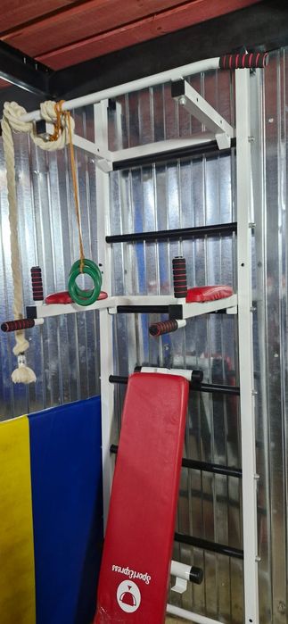 Продам лестницу (шведскую) спортивную металлическую, турник, брусья.