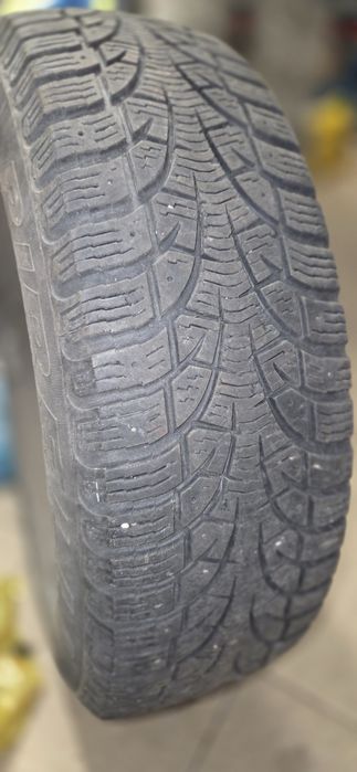 Opony zimowe Pirelli na felgach stalowych 185/70 R14 + kołpaki Hondy