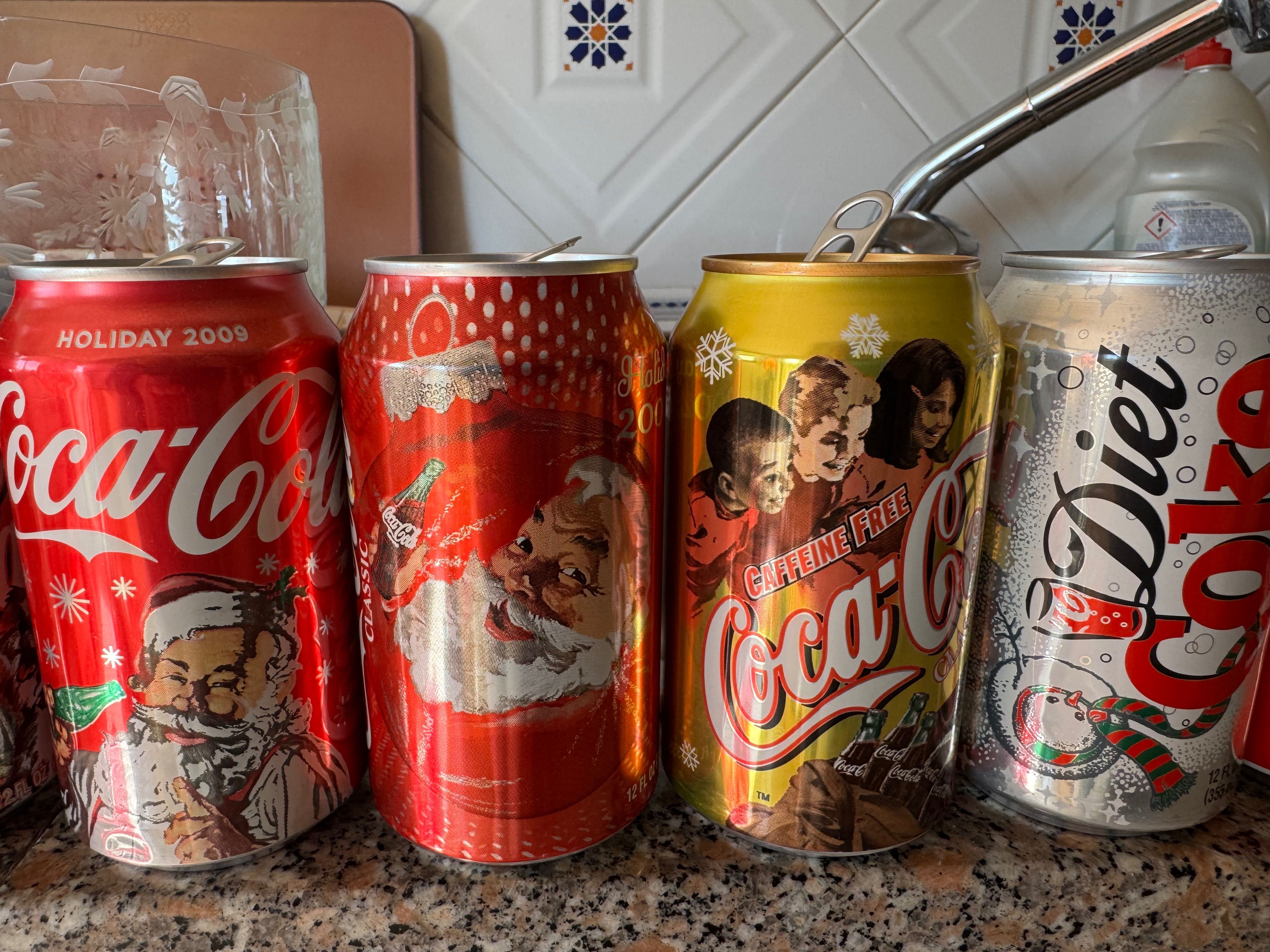 Latas Coca Cola com decoração de Natal