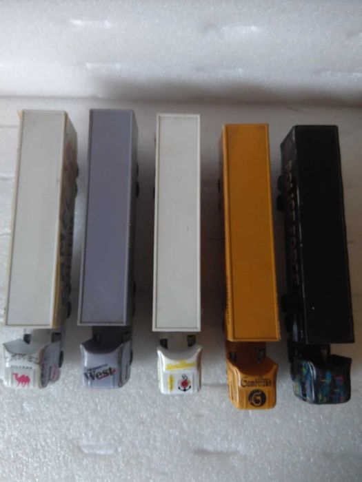 Lote de Camiões Com Publicidade.